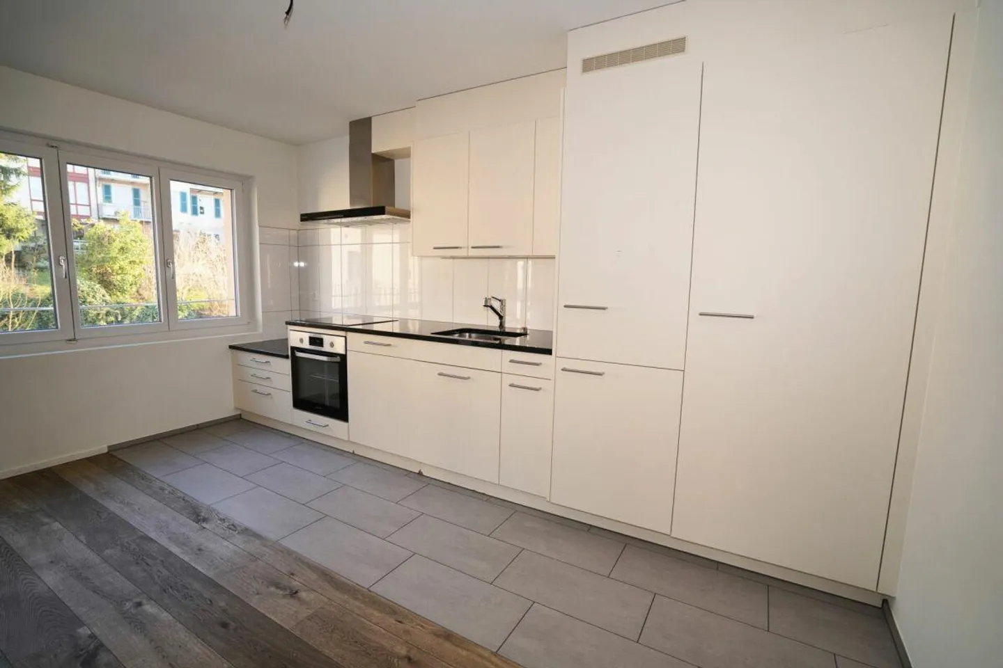 3.5-room apartment with spacious terrace, near Basel city center - Photo 2 of 7