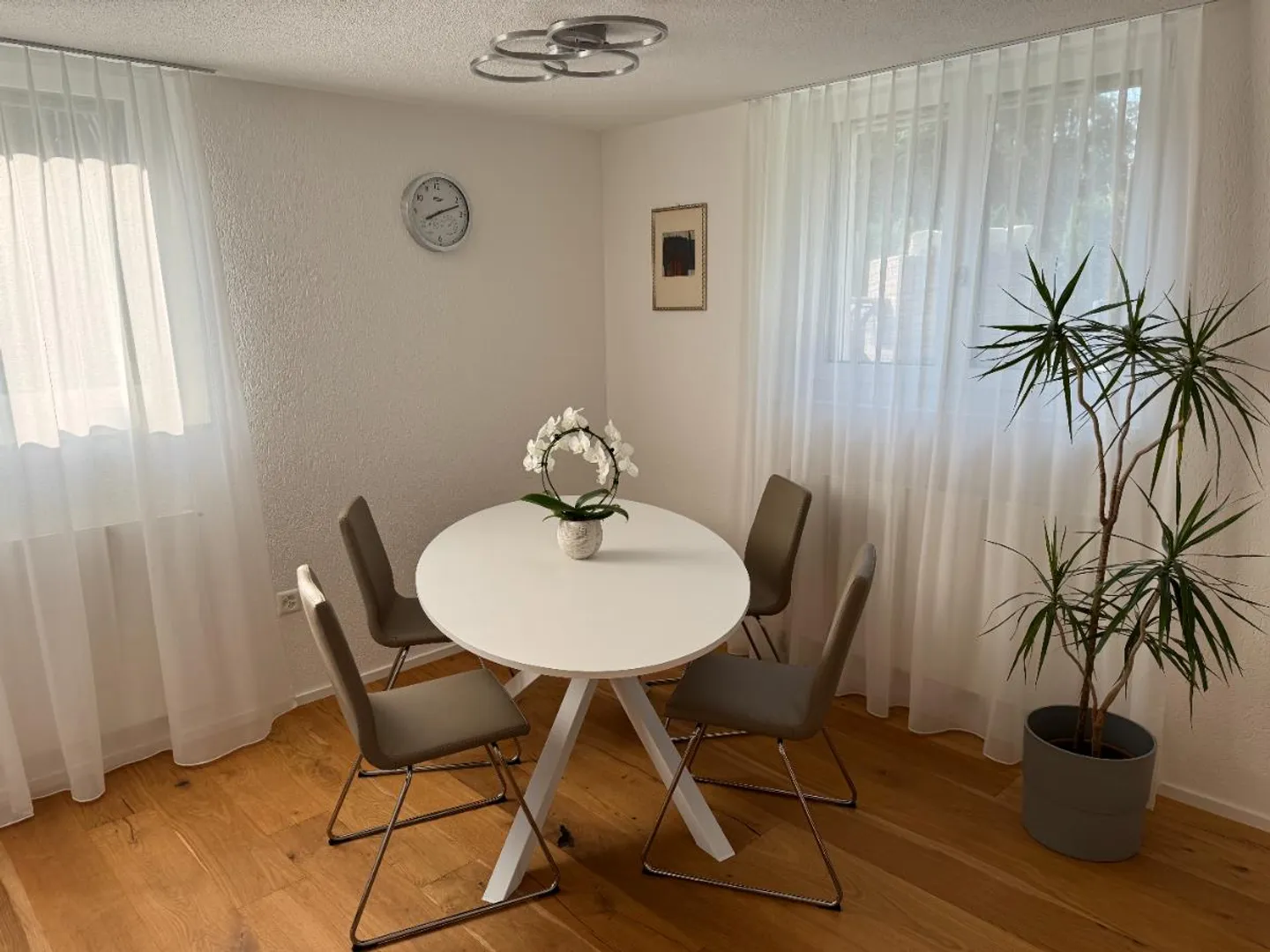 TEMPORARY: Modern, furnished 2.5-room apartment with terrace / air conditioning - Photo 1 of 5