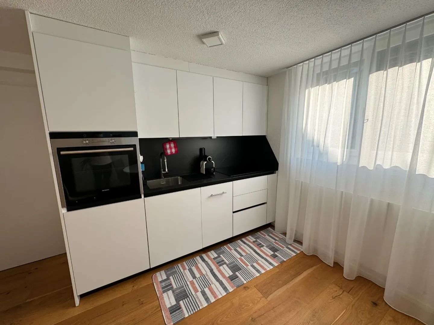 TEMPORARY: Modern, furnished 2.5-room apartment with terrace / air conditioning - Photo 2 of 5