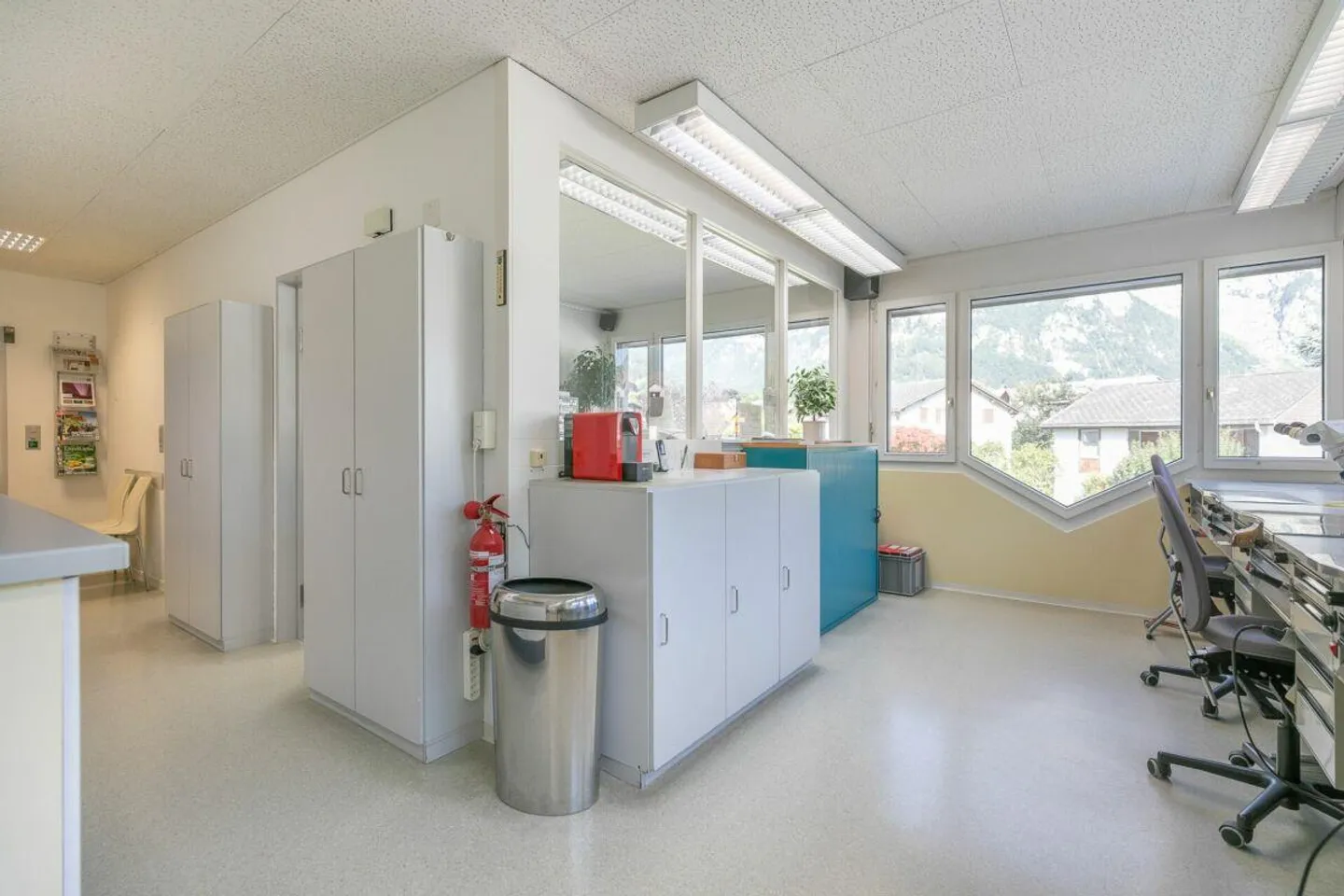 Propriété commerciale avec appartement studio - Photo 2 sur 13