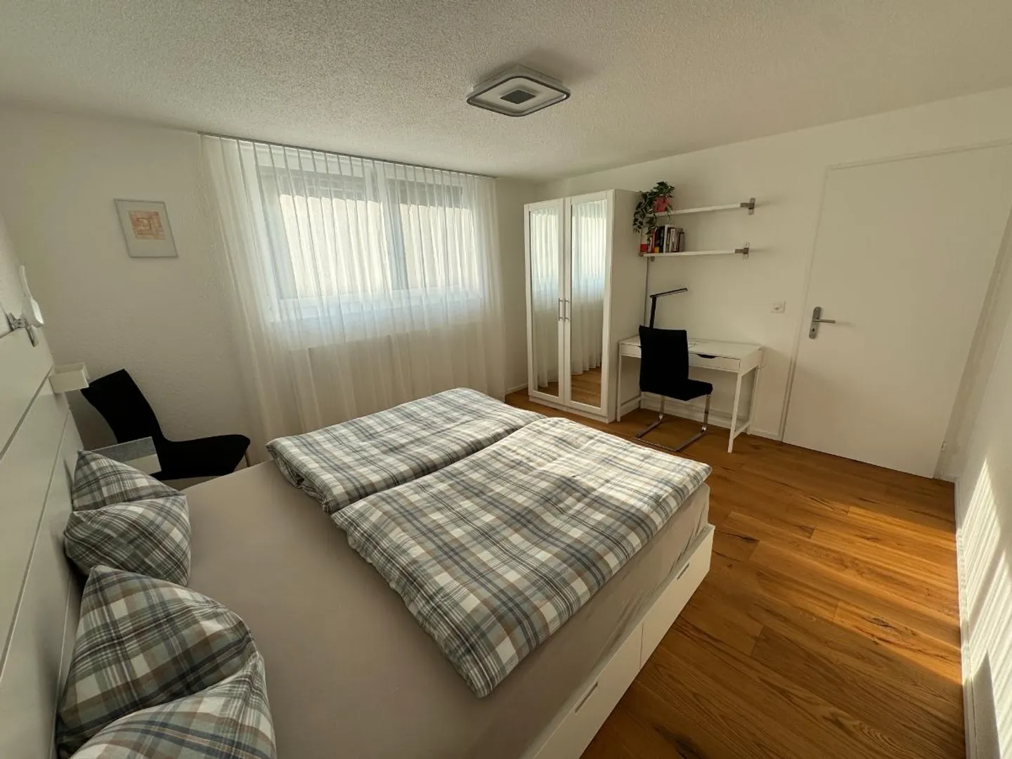 TEMPORARY: Modern, furnished 2.5-room apartment with terrace / air conditioning - Photo 4 of 5