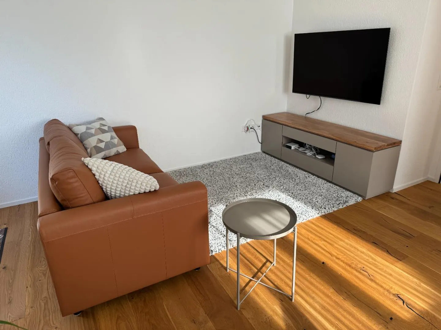 TEMPORARY: Modern, furnished 2.5-room apartment with terrace / air conditioning - Photo 3 of 5