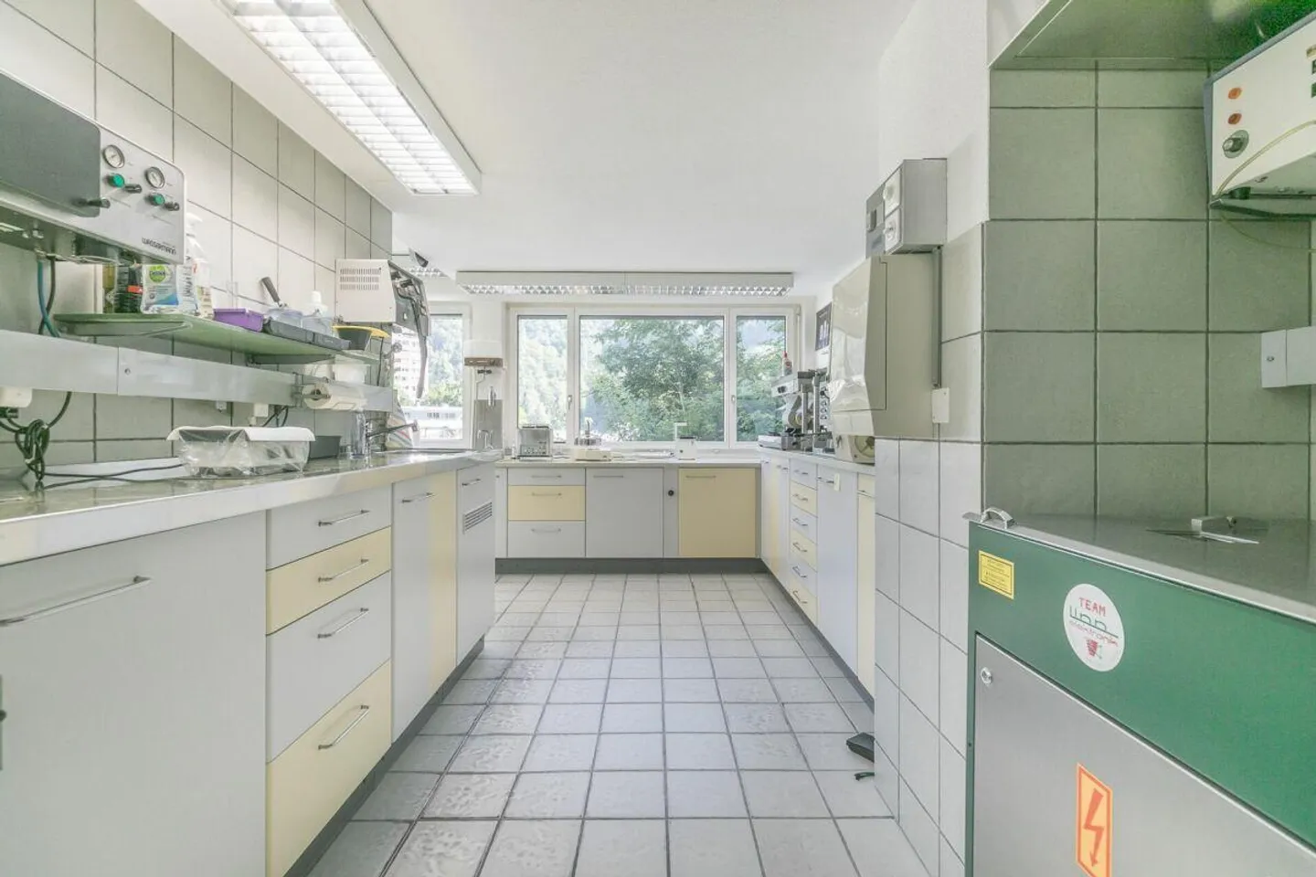 Propriété commerciale avec appartement studio - Photo 6 sur 13