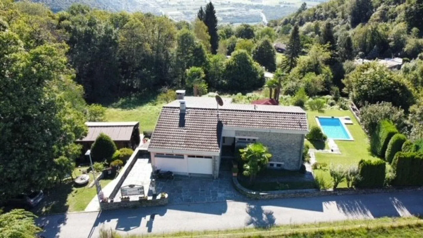 FOR SALE IN VAL RESA (Brione above Minusio) - HOUSE WITH POOL AND LARGE GARDEN - Photo 3 of 29