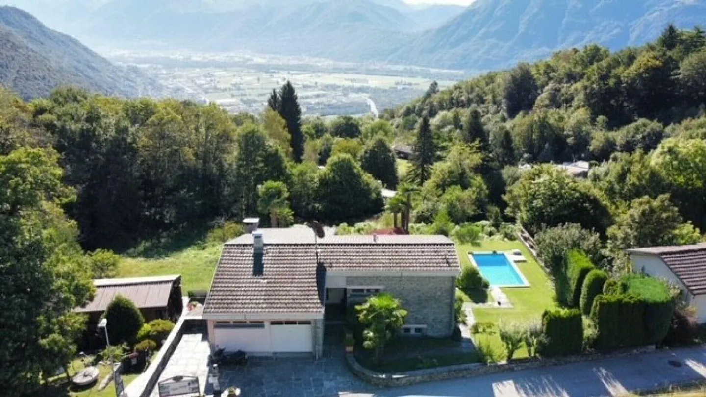 FOR SALE IN VAL RESA (Brione above Minusio) - HOUSE WITH POOL AND LARGE GARDEN - Photo 5 of 29