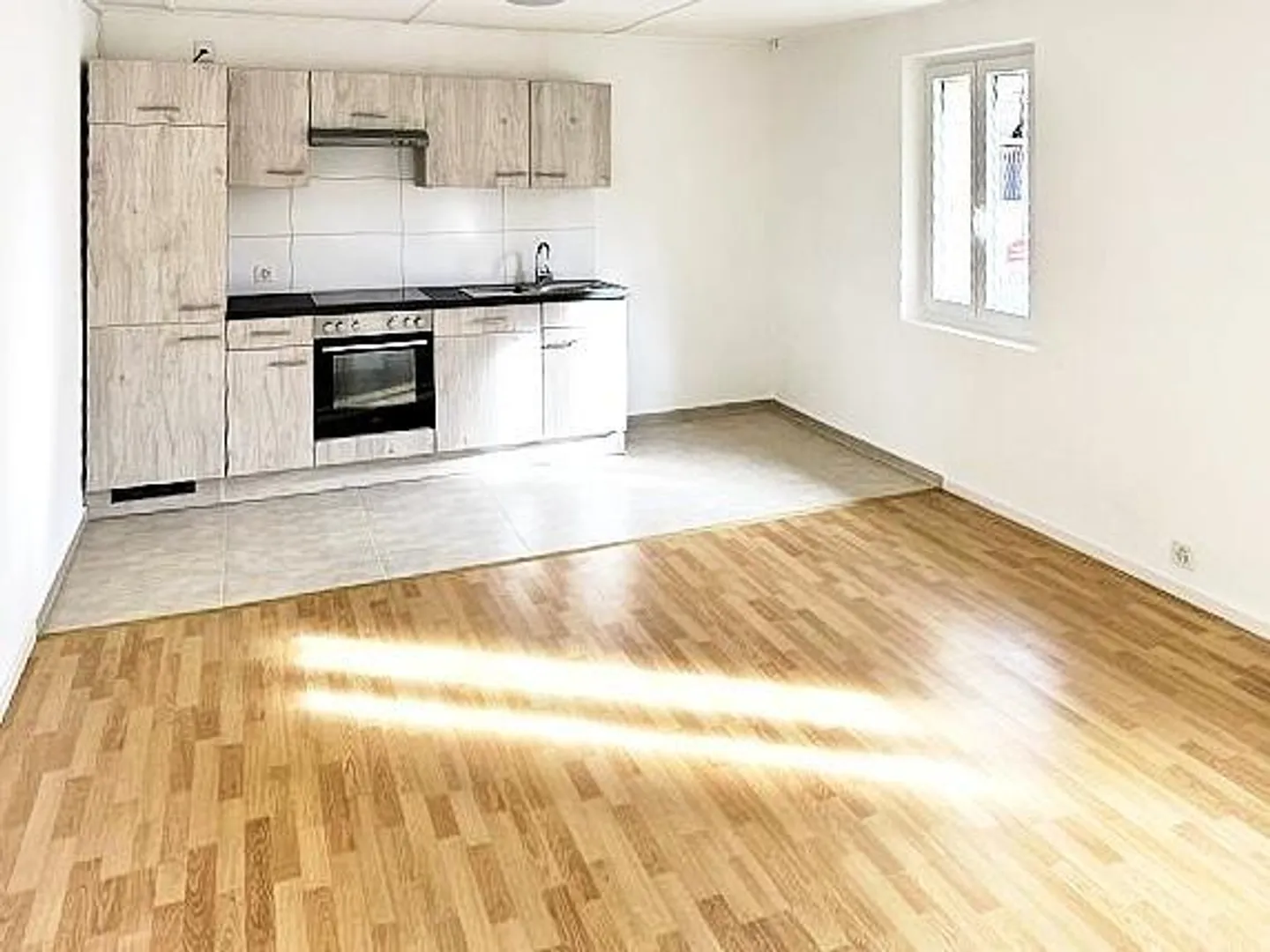 3 1/2-Room Ground Floor Apartment with Balcony in a Very Central Location - Photo 4 of 17