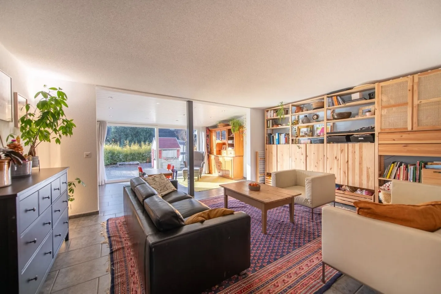 Attraente casa bifamiliare di 6,5 stanze in una posizione adatta alle famiglie - Foto 2 di 13