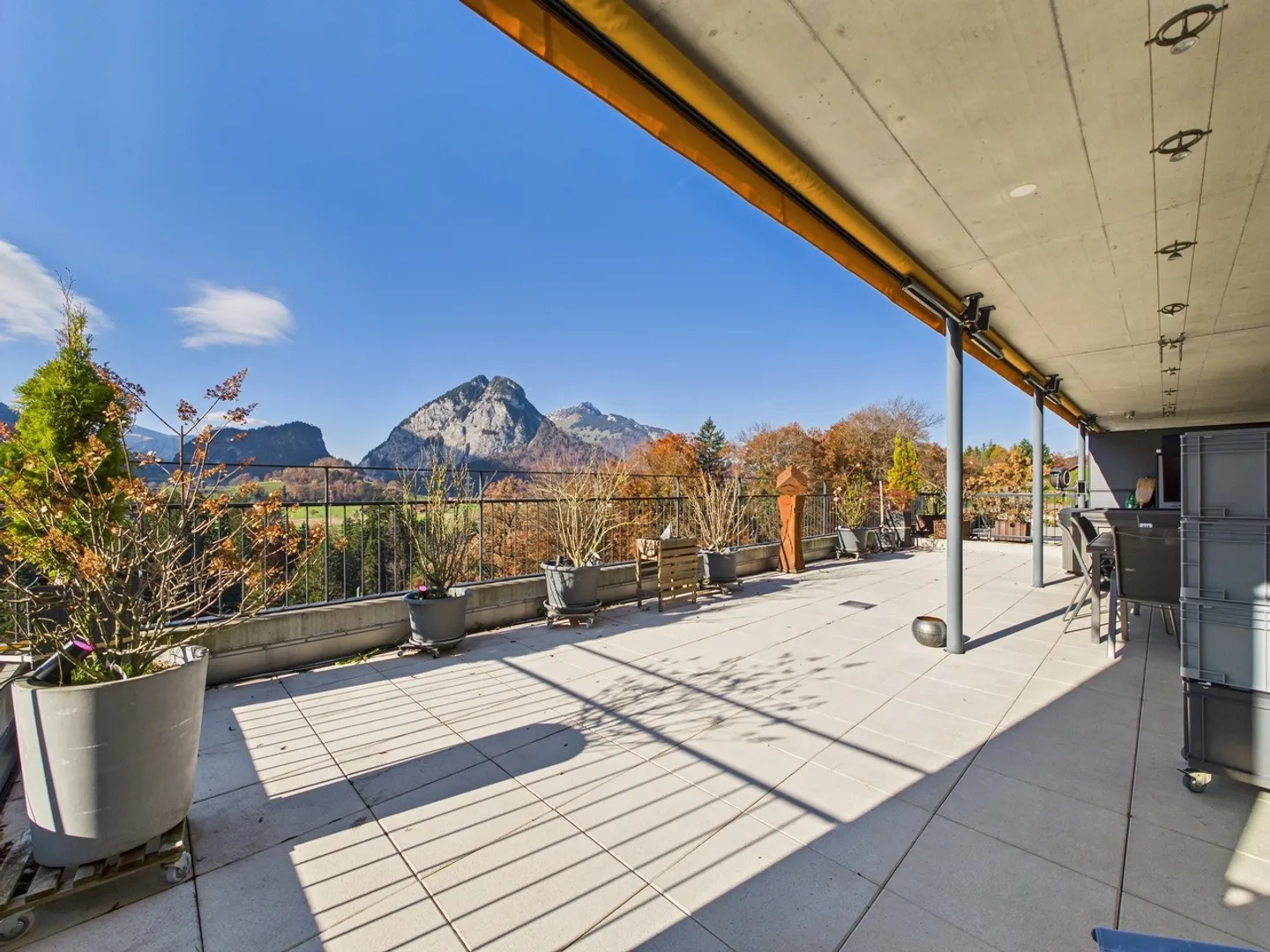 Helle, moderne 4.5-Zimmer-Wohnung mit einzigartiger Terrasse und Panorama-Aussicht in Spiez - Foto 9 von 11