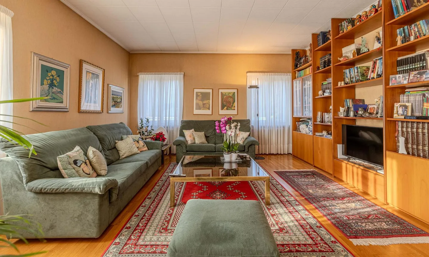 SPACIOUS VILLA WITH 10 ROOMS AND GARDEN IN MORBIO INFERIORE - Photo 3 of 11