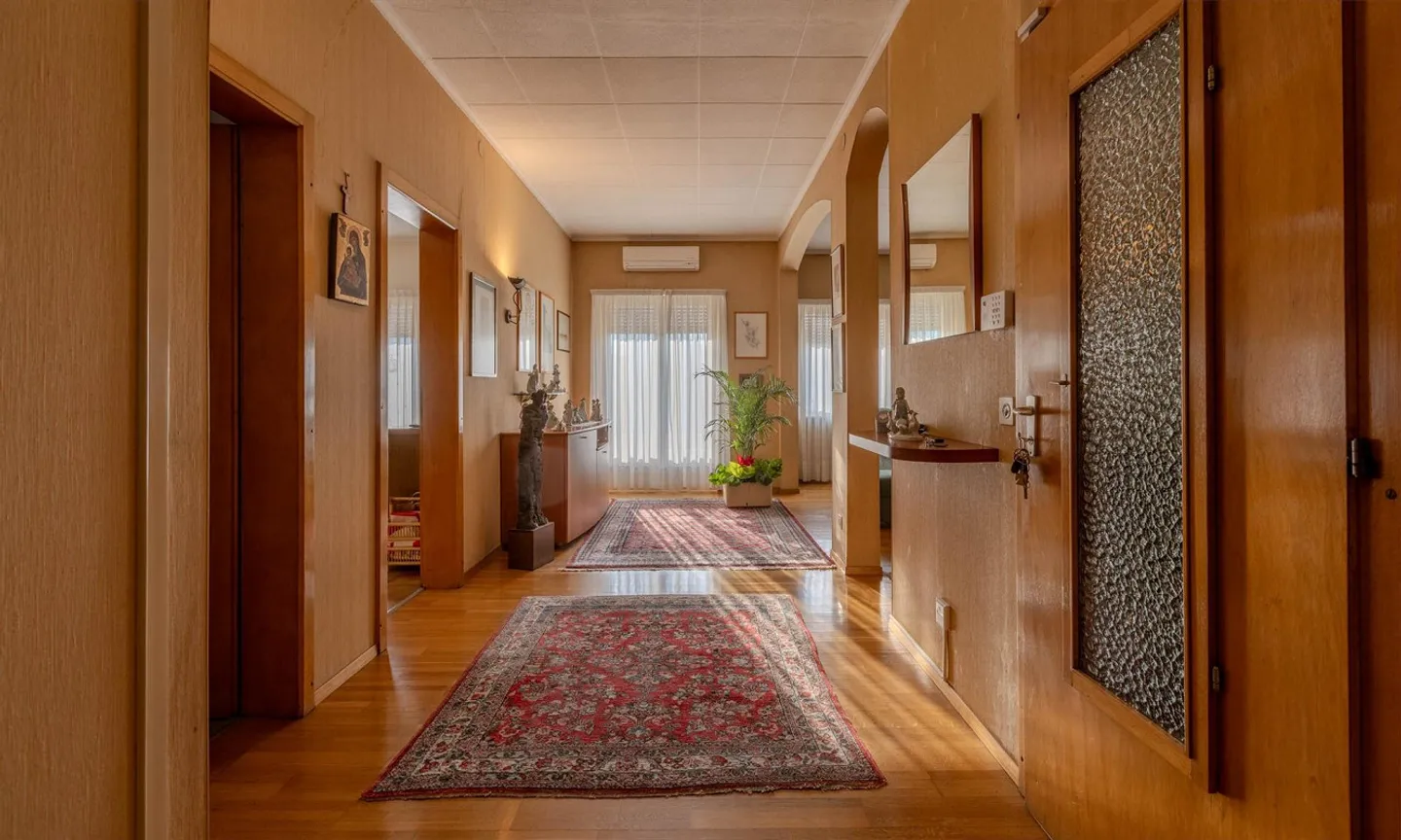 SPACIOUS VILLA WITH 10 ROOMS AND GARDEN IN MORBIO INFERIORE - Photo 4 of 11