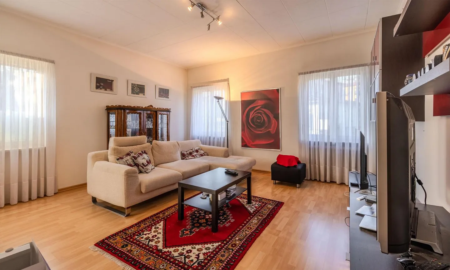 SPACIOUS VILLA WITH 10 ROOMS AND GARDEN IN MORBIO INFERIORE - Photo 6 of 11