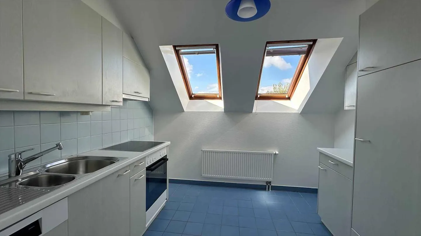 Charmantes 3.5-Zimmer-Dachwohnung - Photo 5 sur 10
