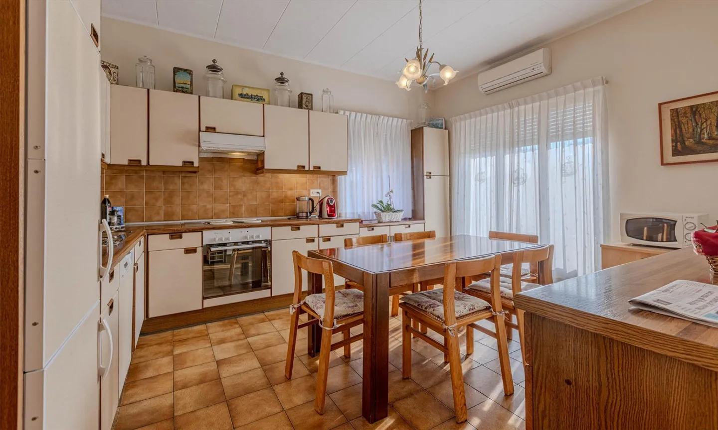 SPACIOUS VILLA WITH 10 ROOMS AND GARDEN IN MORBIO INFERIORE - Photo 2 of 11