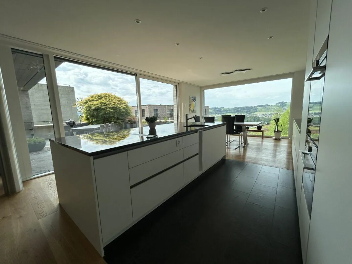 Maison de designer dans un emplacement exclusif en pente avec vue panoramique - Photo 4 sur 10