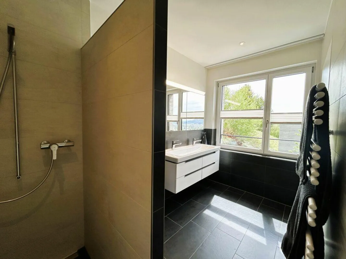 Maison de designer dans un emplacement exclusif en pente avec vue panoramique - Photo 9 sur 10