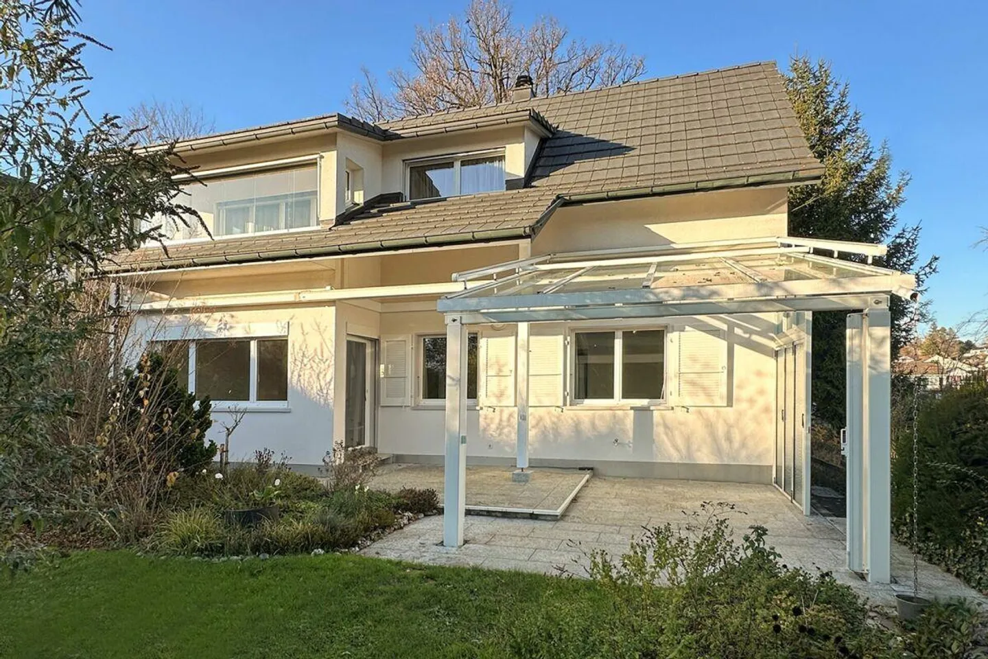 Charming single-family home on a large and sunny plot - Photo 2 of 13