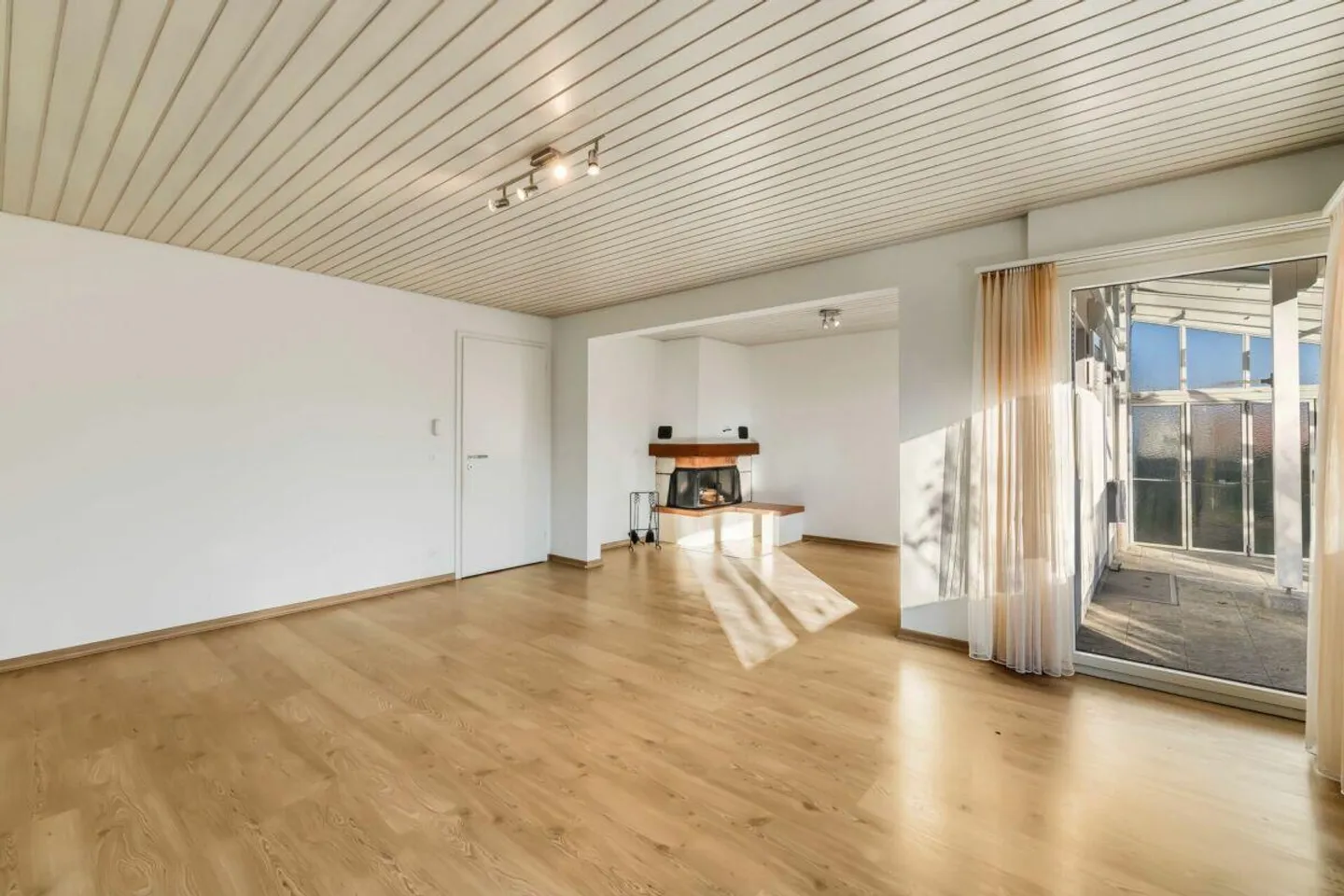 Charming single-family home on a large and sunny plot - Photo 5 of 13