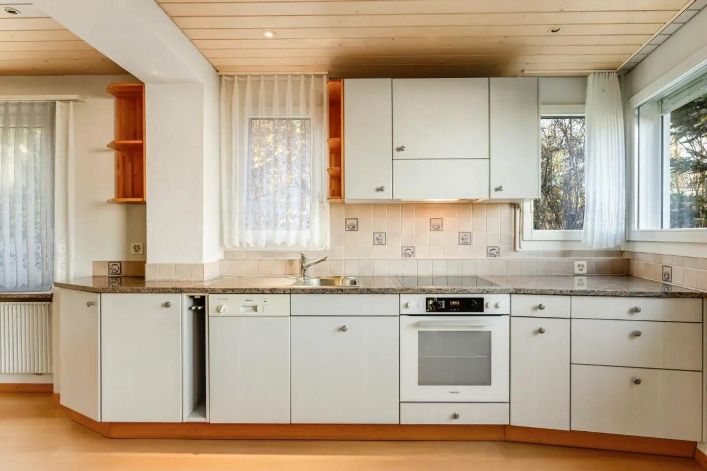 Charming single-family home on a large and sunny plot - Photo 6 of 13