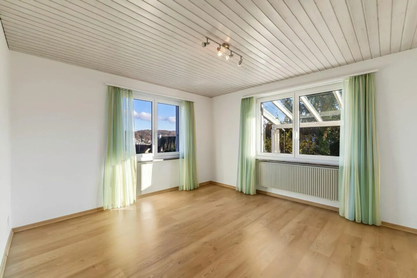 Charming single-family home on a large and sunny plot - Photo 7 of 13