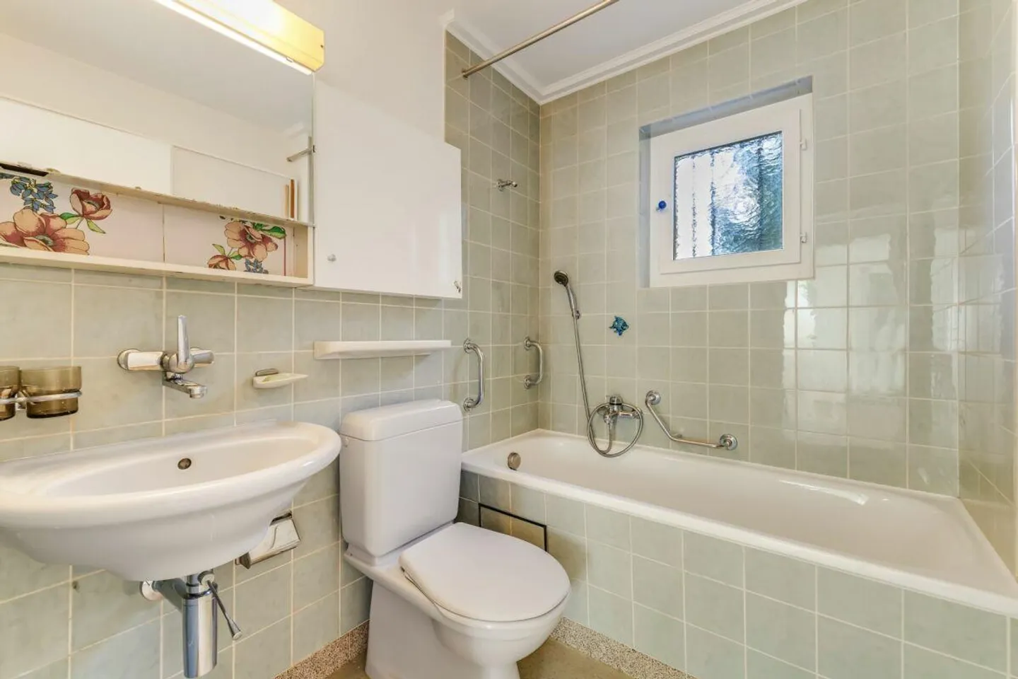 Charming single-family home on a large and sunny plot - Photo 8 of 13