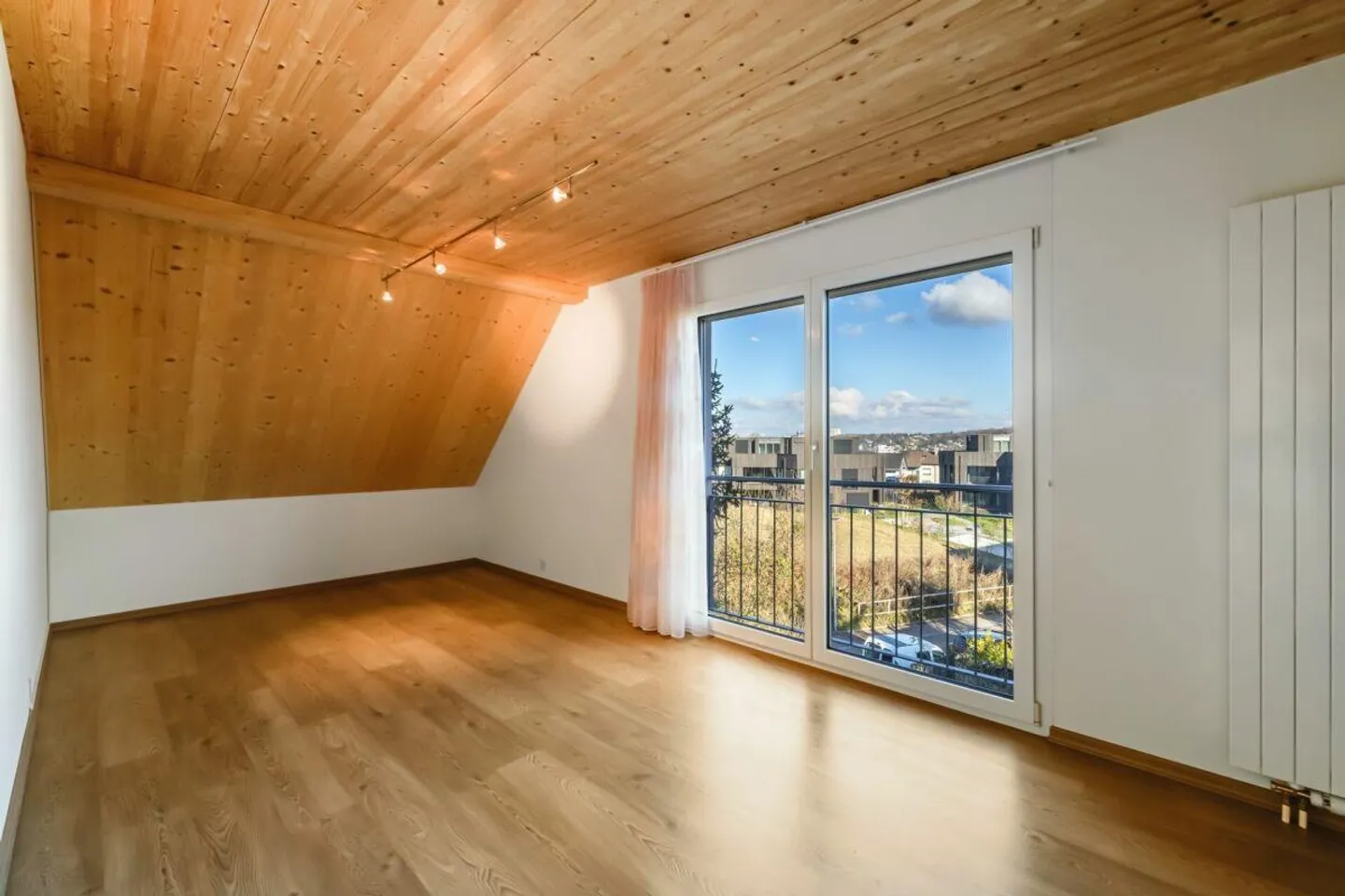 Charming single-family home on a large and sunny plot - Photo 11 of 13