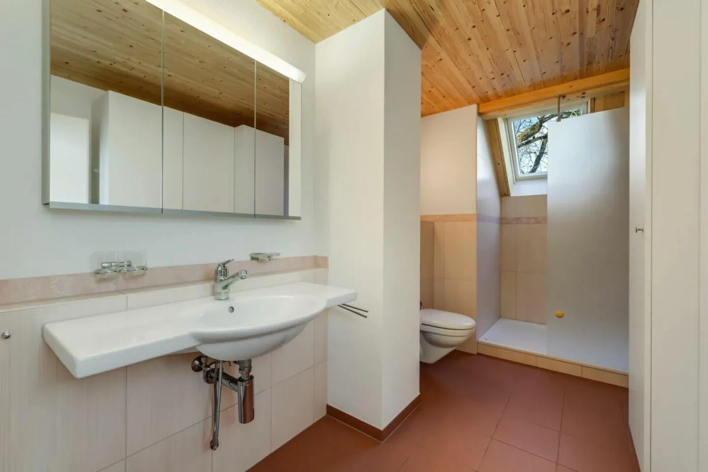 Charming single-family home on a large and sunny plot - Photo 12 of 13