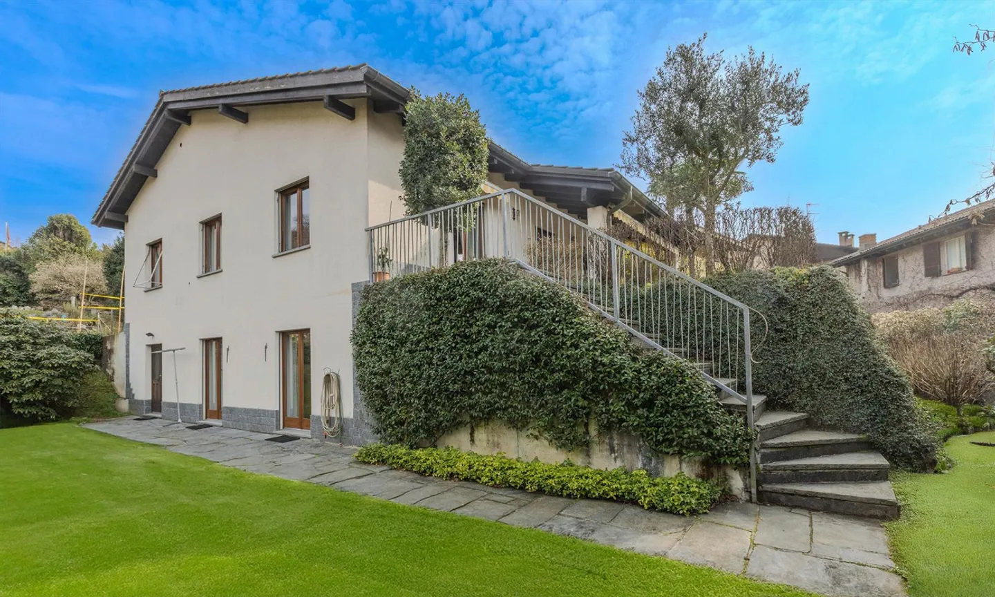 SPLENDIDE VILLA UNIFAMILIALE 5.5 AVEC JARDIN À MUZZANO - Photo 1 sur 9