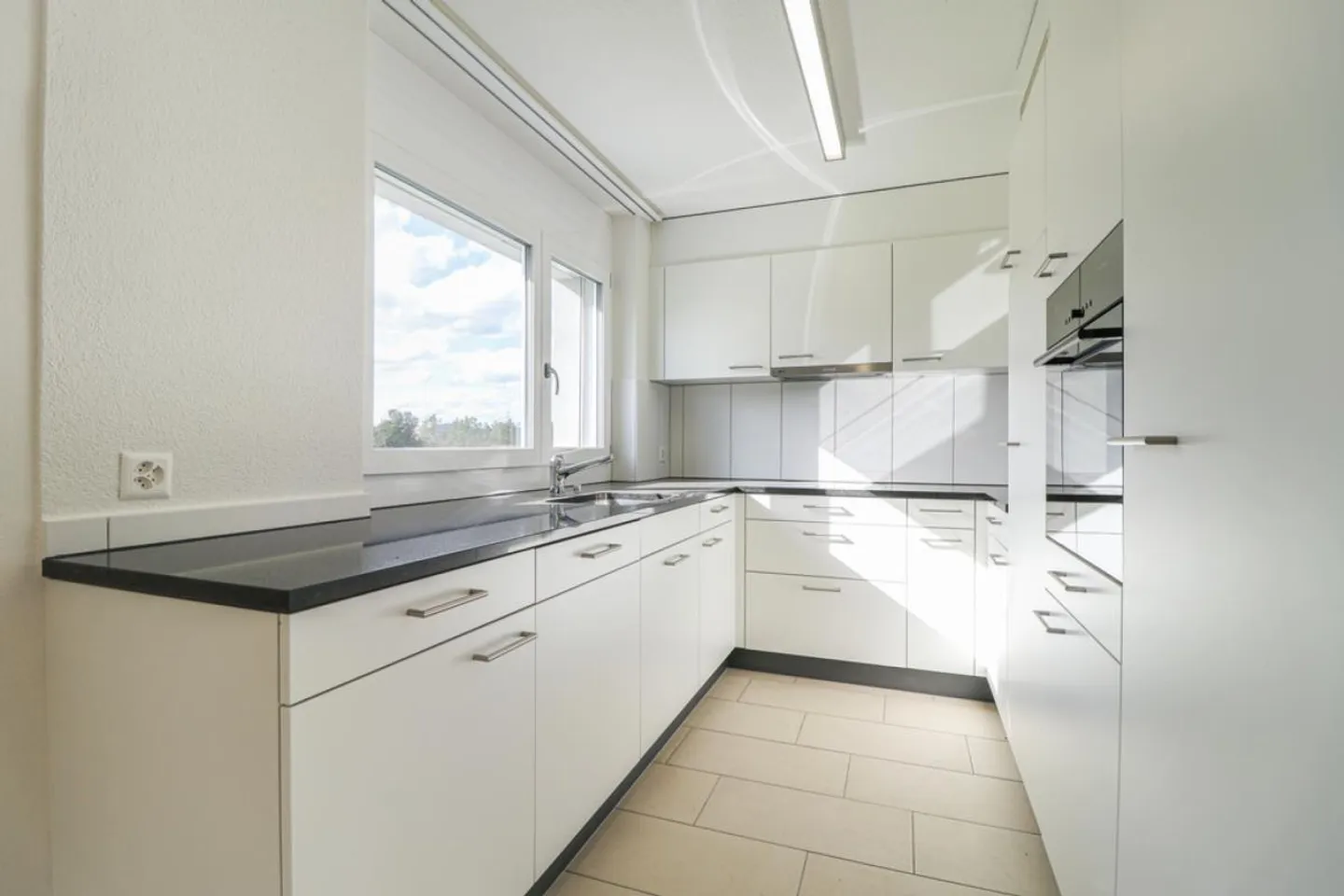 Appartement partiellement rénové et moderne dans le beau quartier de Kapf - Photo 3 sur 11