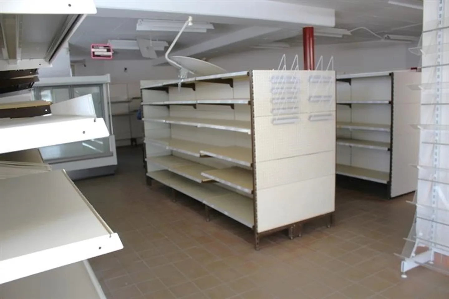 Shop for sale - Photo 3 of 9