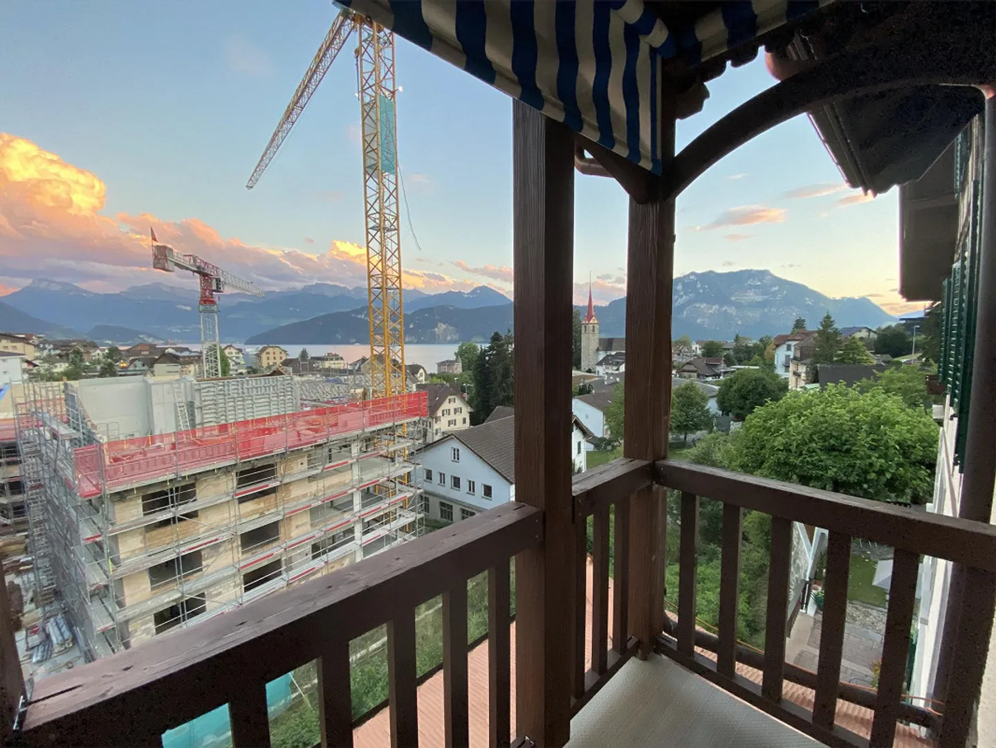 Appartement de 4,5 pièces pour les amoureux (115 m2) avec panorama sur le lac et la montagne - Photo 10 sur 18