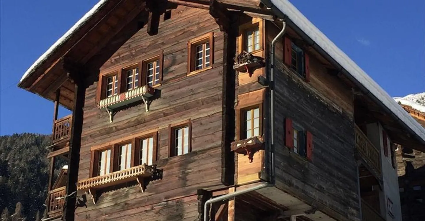 To be completely renovated, Traditional 7-room Chalet - Anniviers - Photo 1 of 20