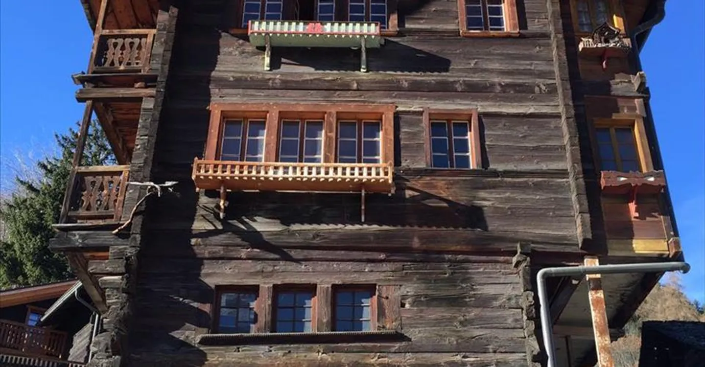 To be completely renovated, Traditional 7-room Chalet - Anniviers - Photo 2 of 20