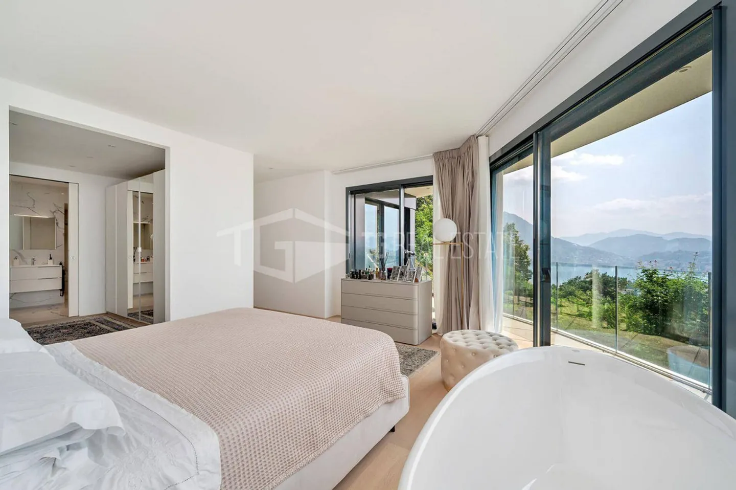 Élégance contemporaine avec vue sur le lac - Photo 8 sur 15