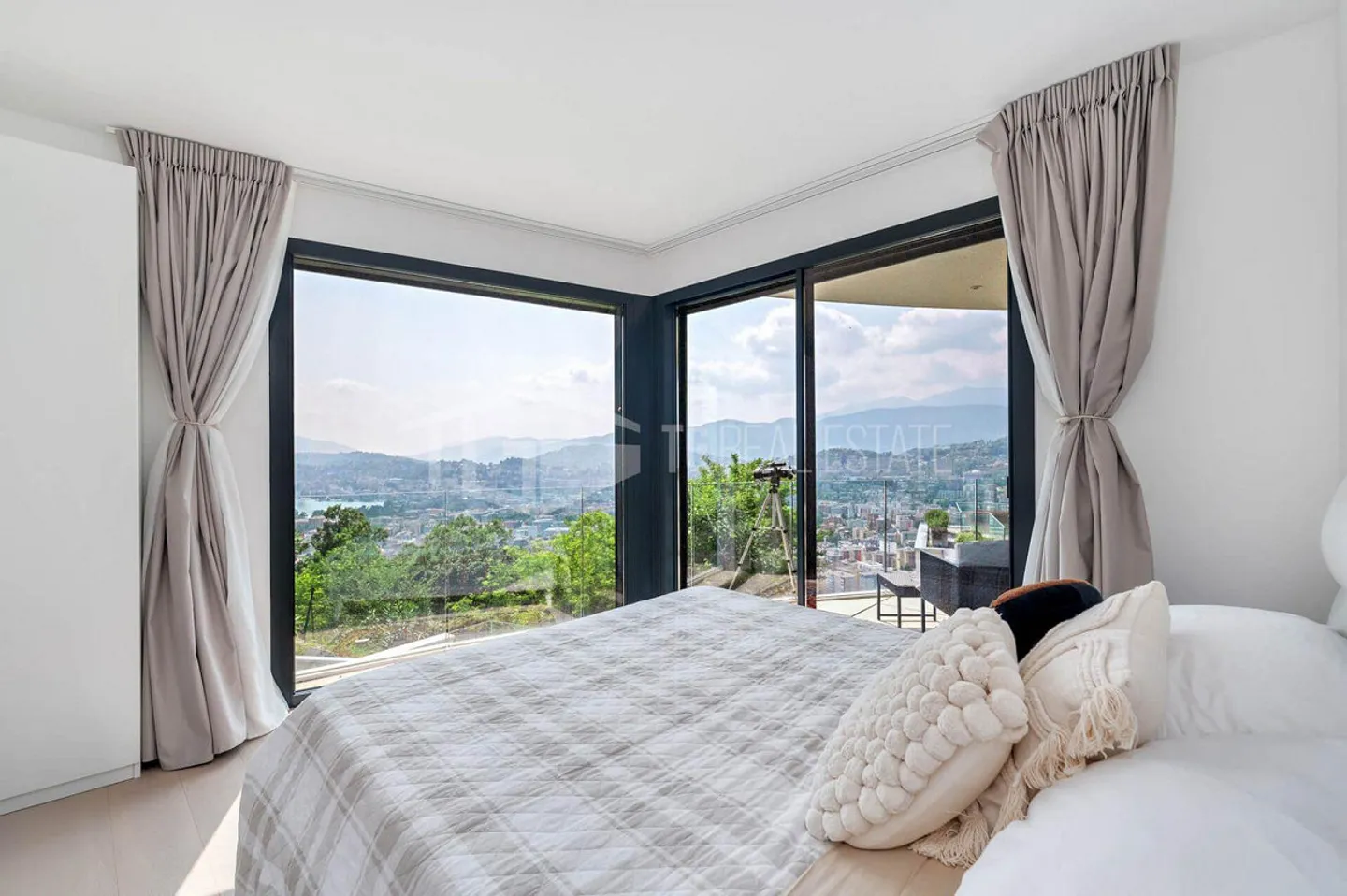 Élégance contemporaine avec vue sur le lac - Photo 10 sur 15