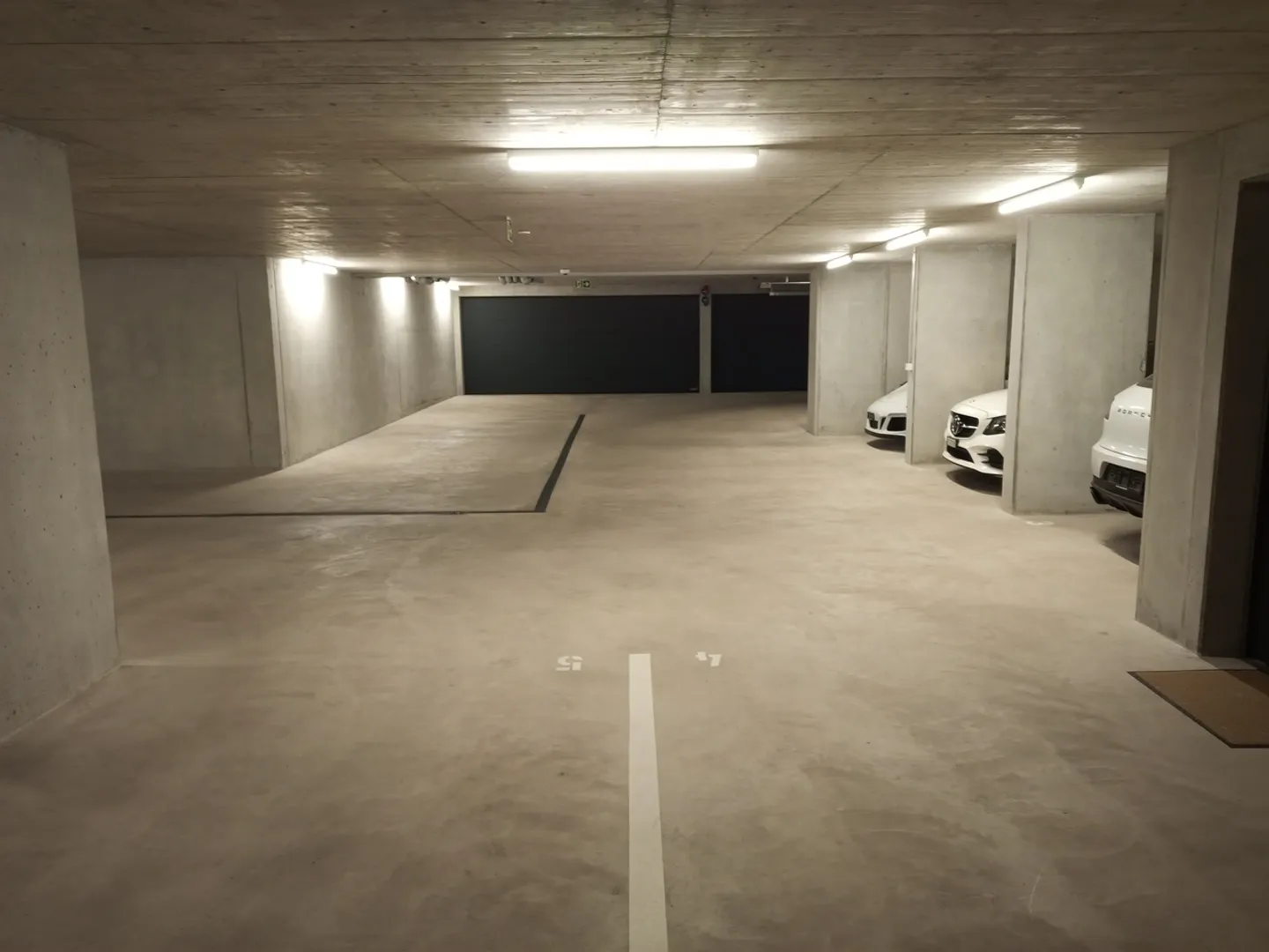 Places de parking surveillées - Photo 7 sur 13