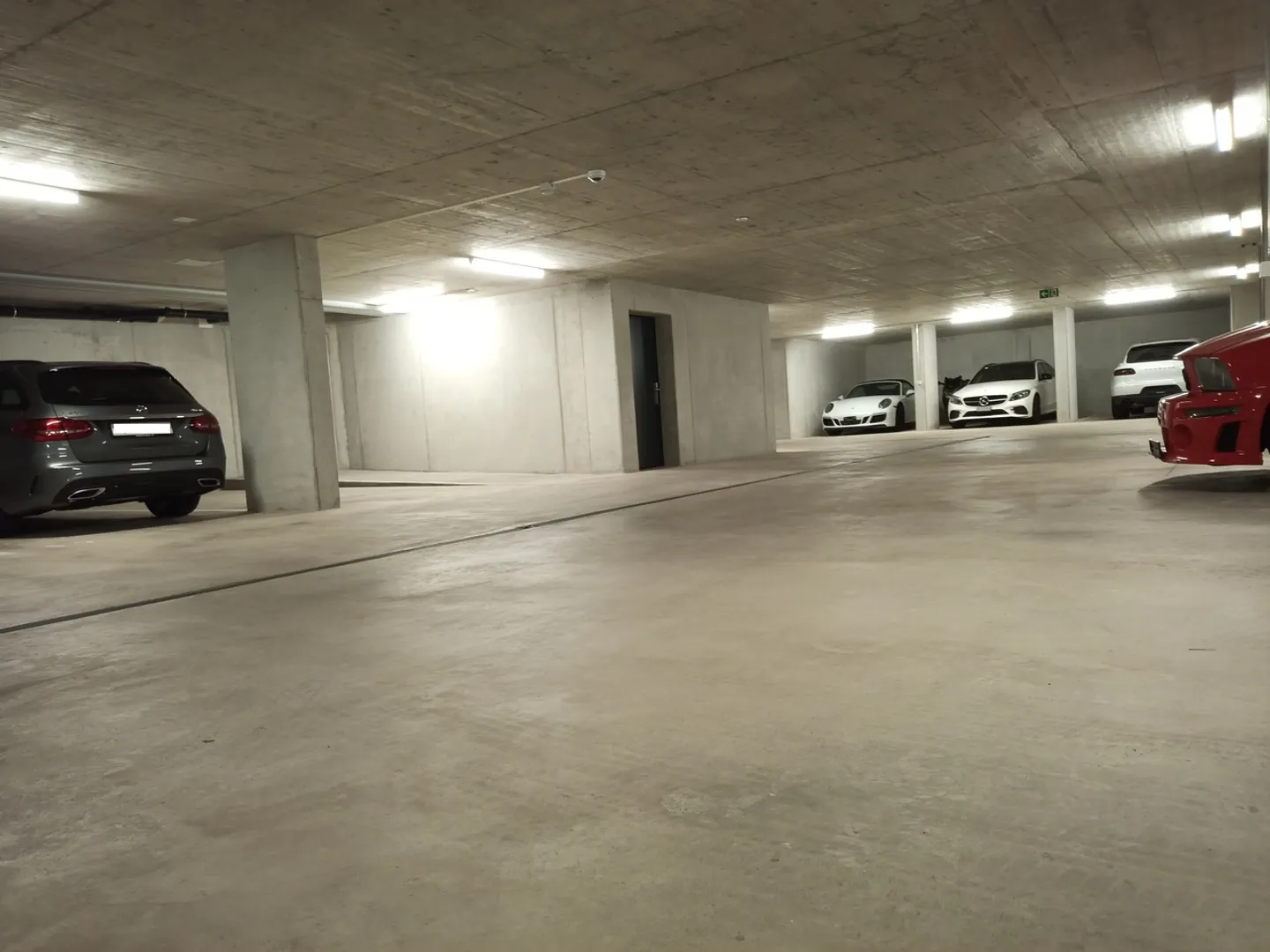 Places de parking surveillées - Photo 8 sur 13