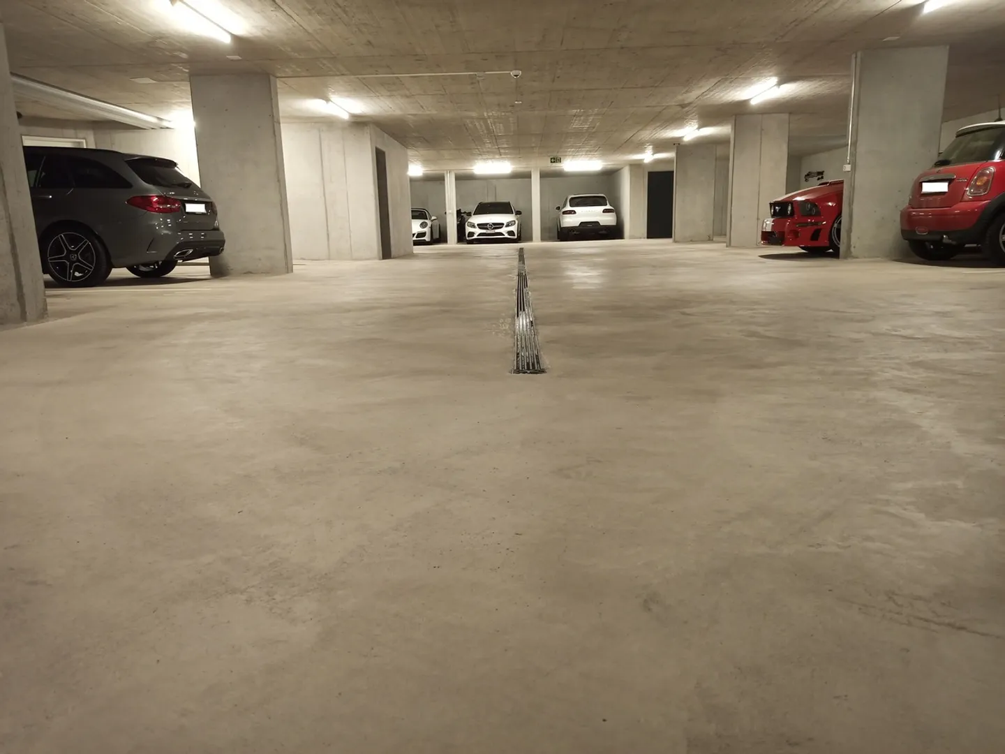 Places de parking surveillées - Photo 9 sur 13