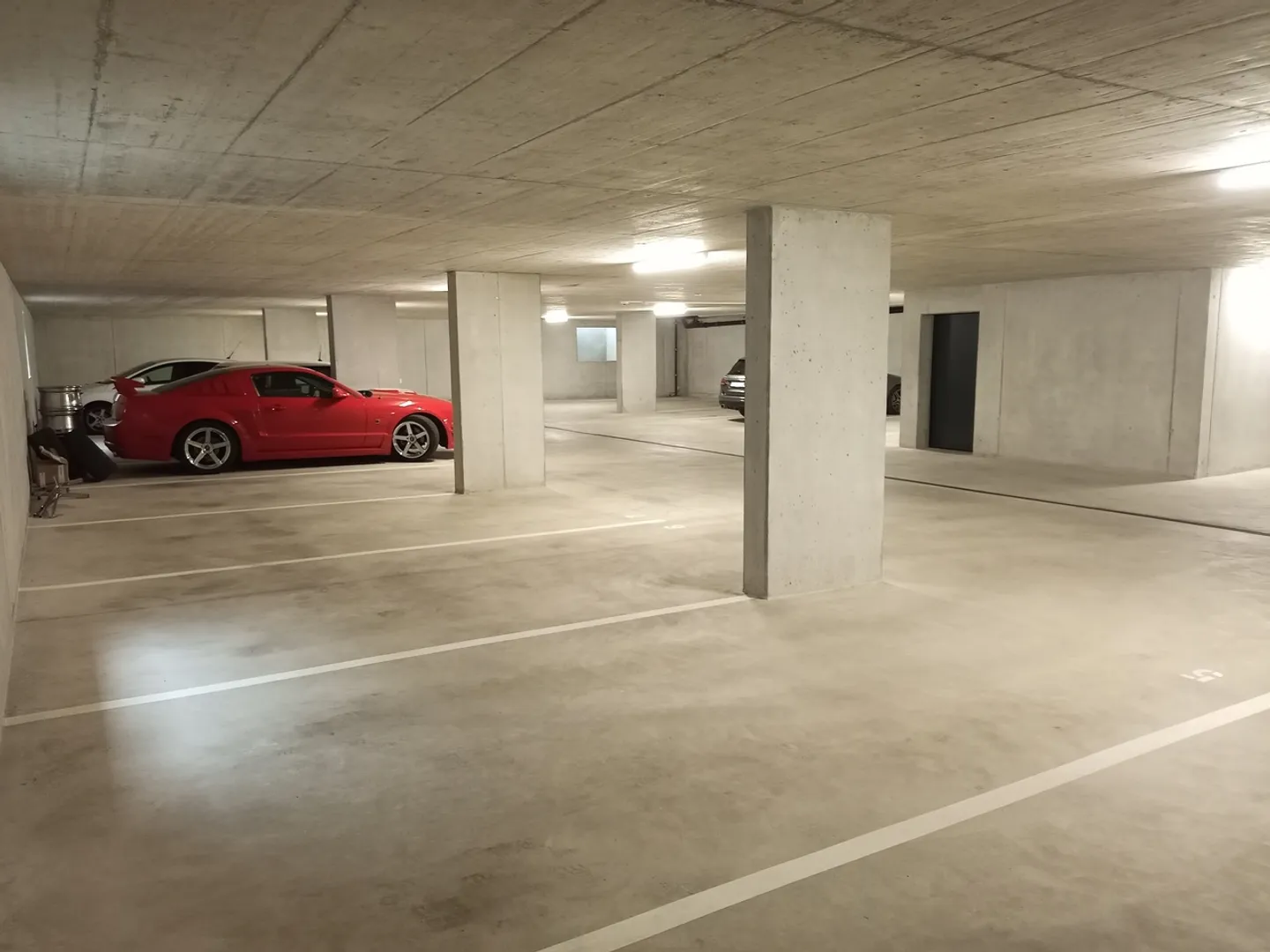 Places de parking surveillées - Photo 10 sur 13