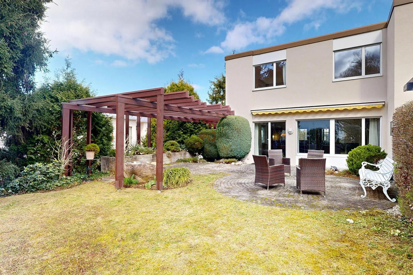 Maison d'angle avec garage double et salle de loisirs - Photo 1 sur 13