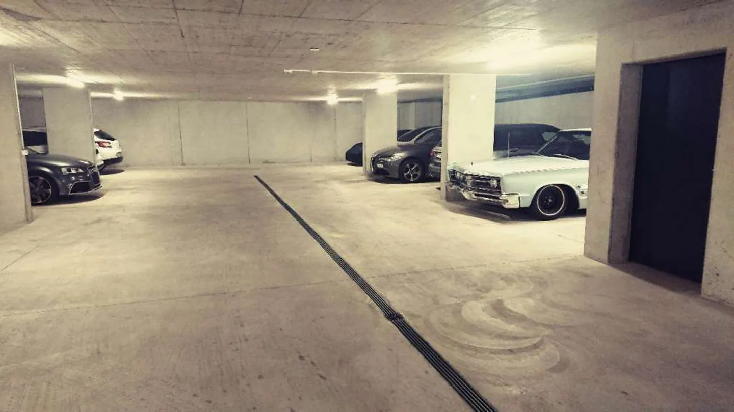 Places de parking surveillées - Photo 11 sur 13