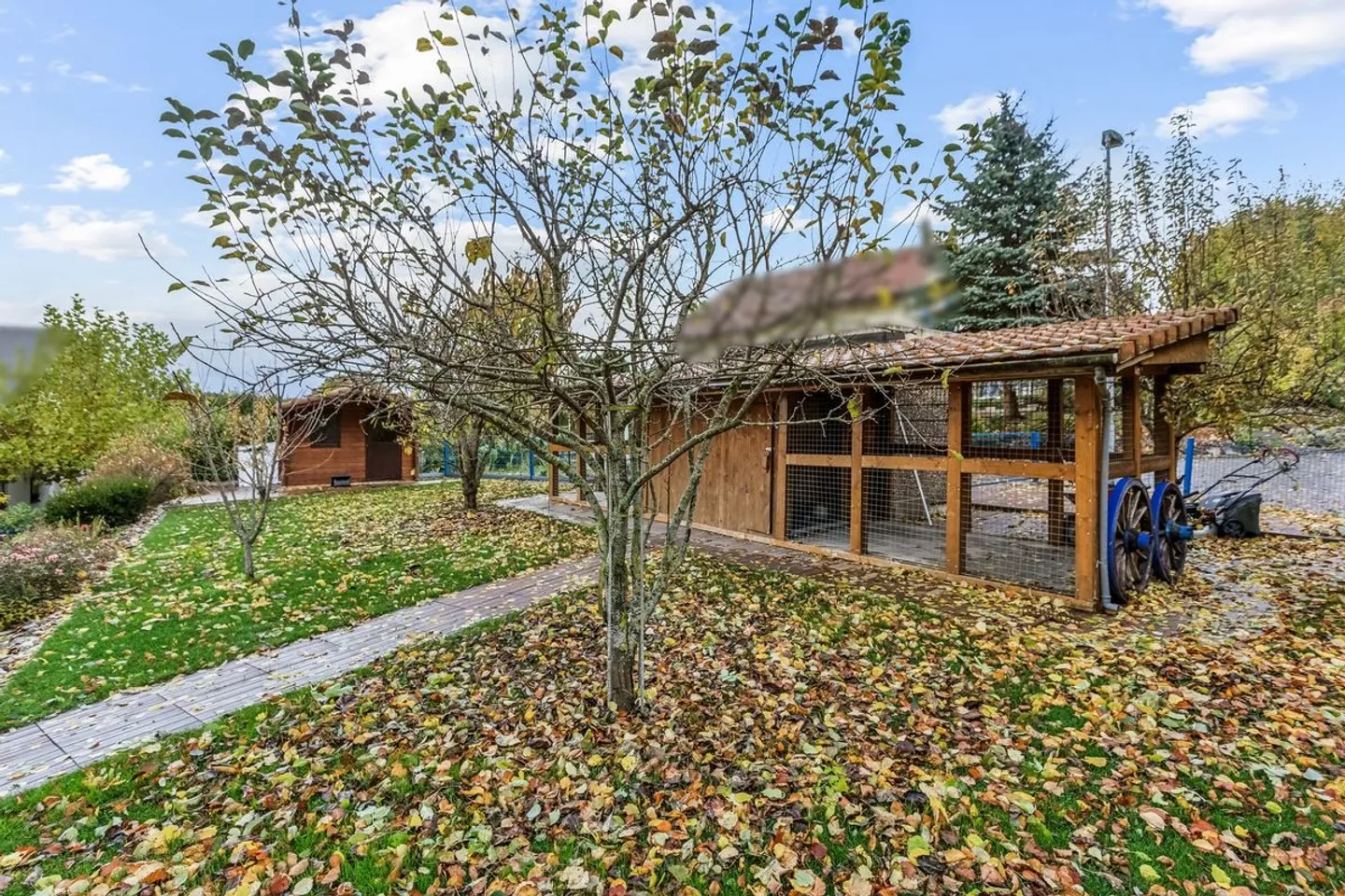 Modern and bright detached villa in a dominant location - Photo 3 of 13