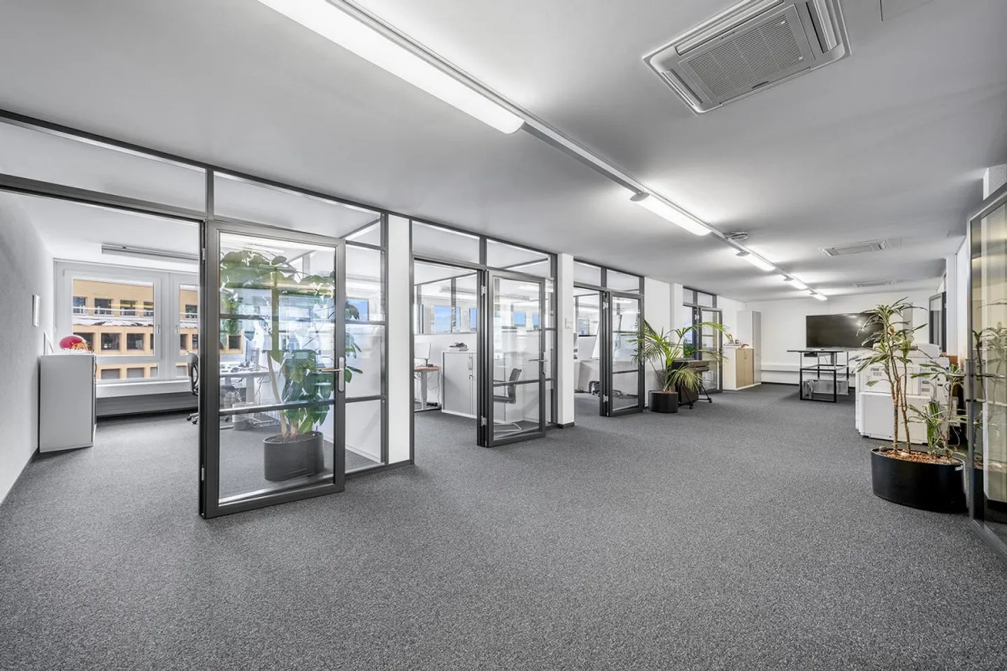 Modern/Air-conditioned Offices in Central Dübendorf from 150 CHF per m2 * year - Photo 1 of 30