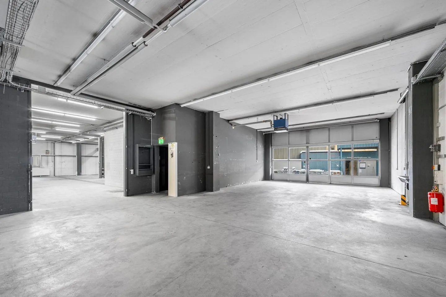 Modern/Air-conditioned Offices in Central Dübendorf from 150 CHF per m2 * year - Photo 5 of 30