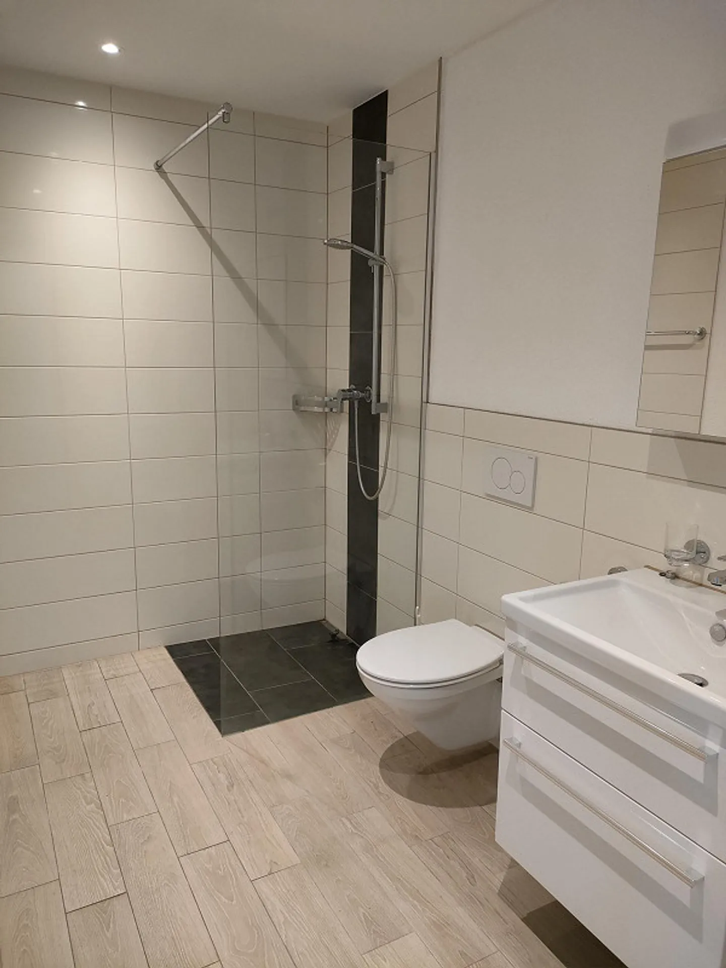 moderne 2.5-Zimmer-Wohnung im EG zu vermieten - Foto 3 von 9
