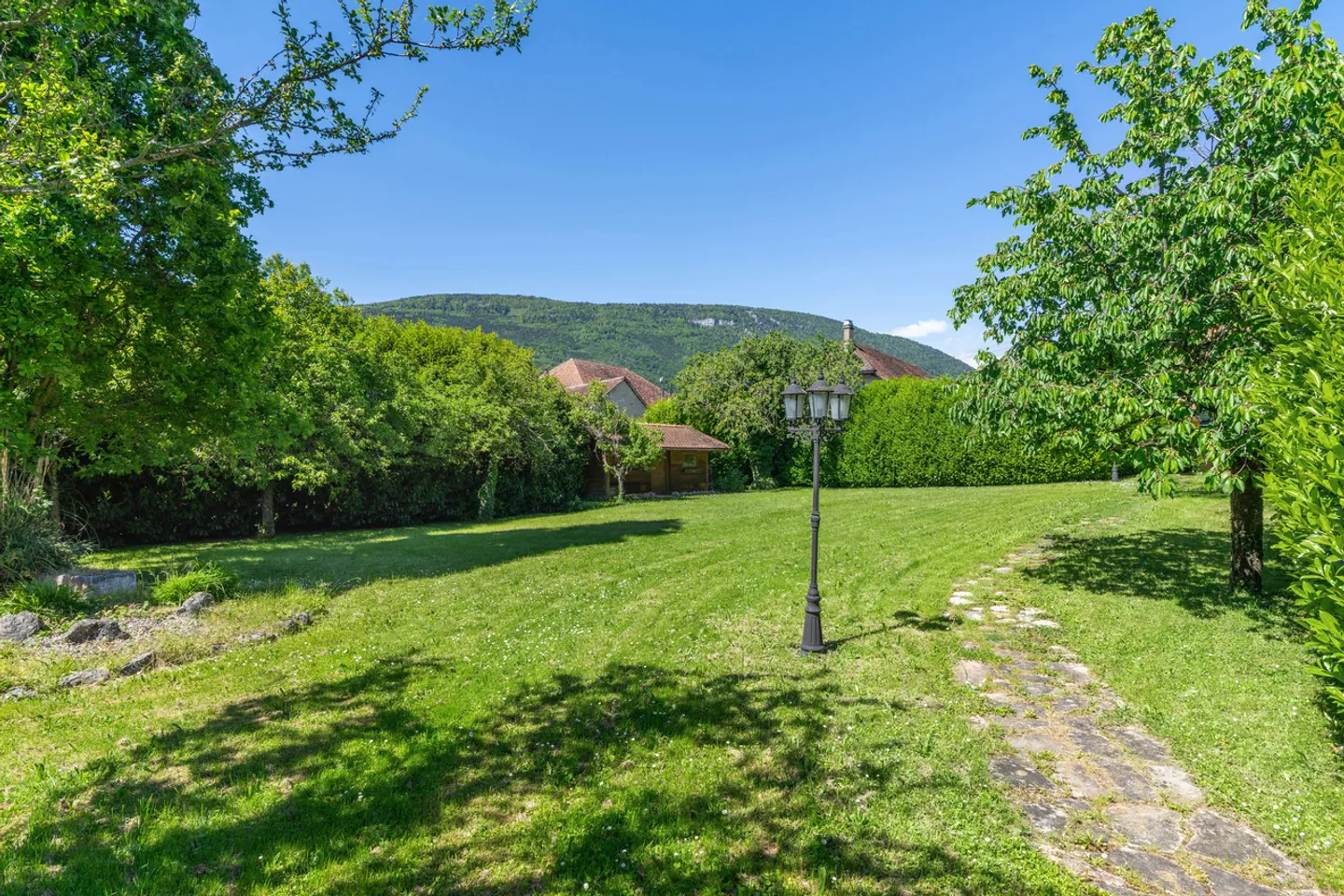 Property with authentic charm, refined finishes and large garden - Photo 15 of 15