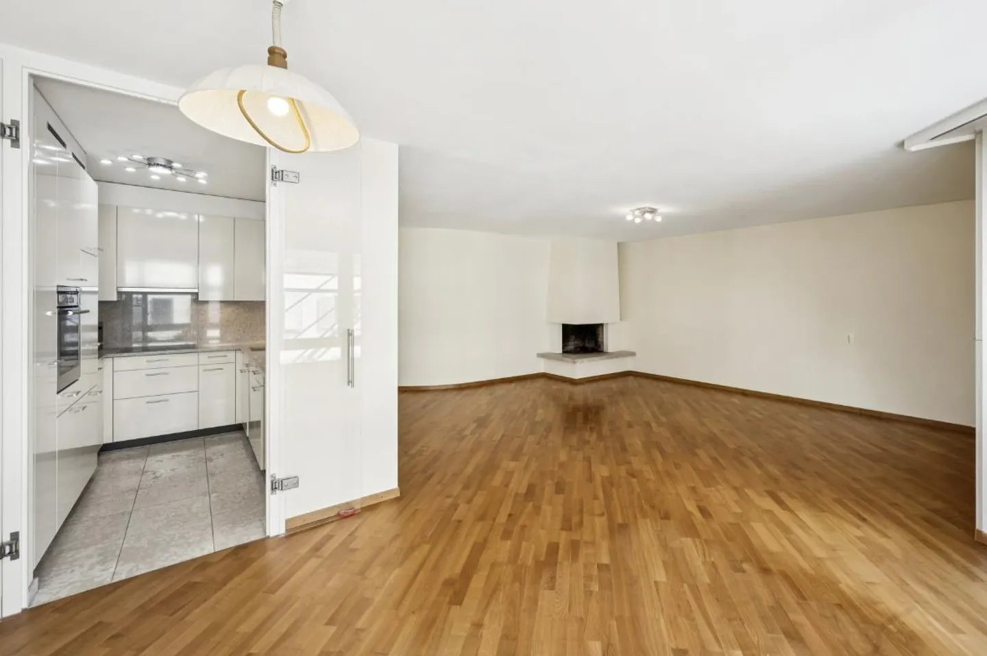 Central living, relaxed life - Photo 3 of 12