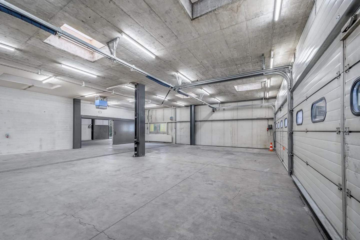 Modern/Air-conditioned Offices in Central Dübendorf from 150 CHF per m2 * year - Photo 22 of 30