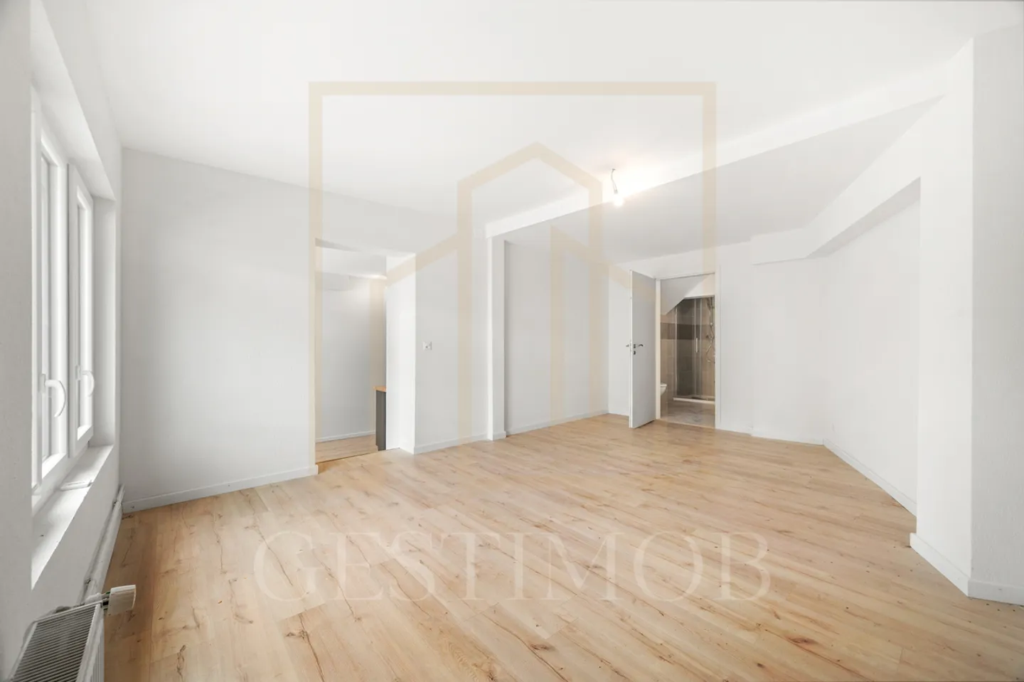 Opportunité : Immeuble entièrement rénové - Photo 2 sur 11