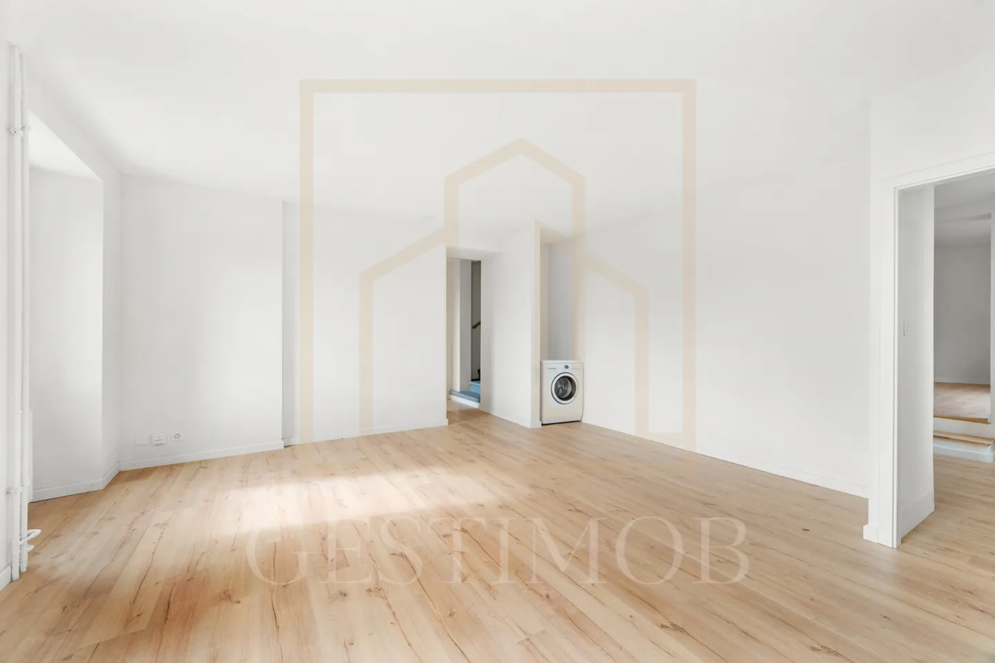 Opportunité : Immeuble entièrement rénové - Photo 3 sur 11