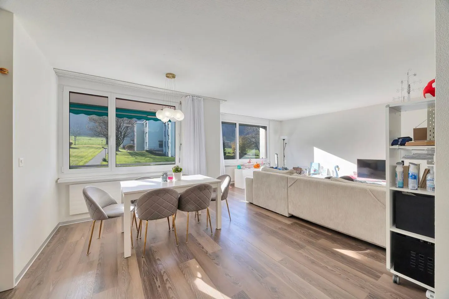 Casa perfetta a Schübelbach - Appartamento soleggiato di 2,5 stanze con balcone - Foto 1 di 7